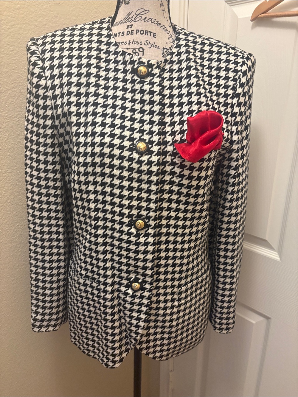 Le Suit Black and White Houndstooth Blazer with Red Pocket Accent A136